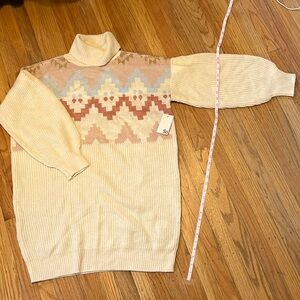 White/ivory turtleneck sweater with pattern